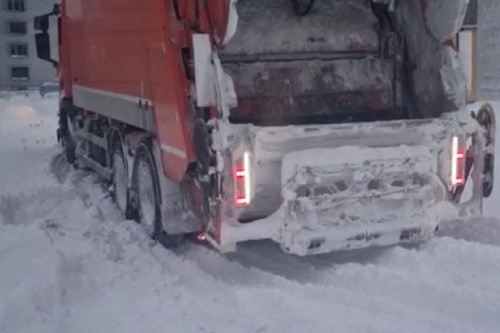 В Мурманской области мусоровозы не могут пробраться к мусорным контейнерам из-за снежных навалов